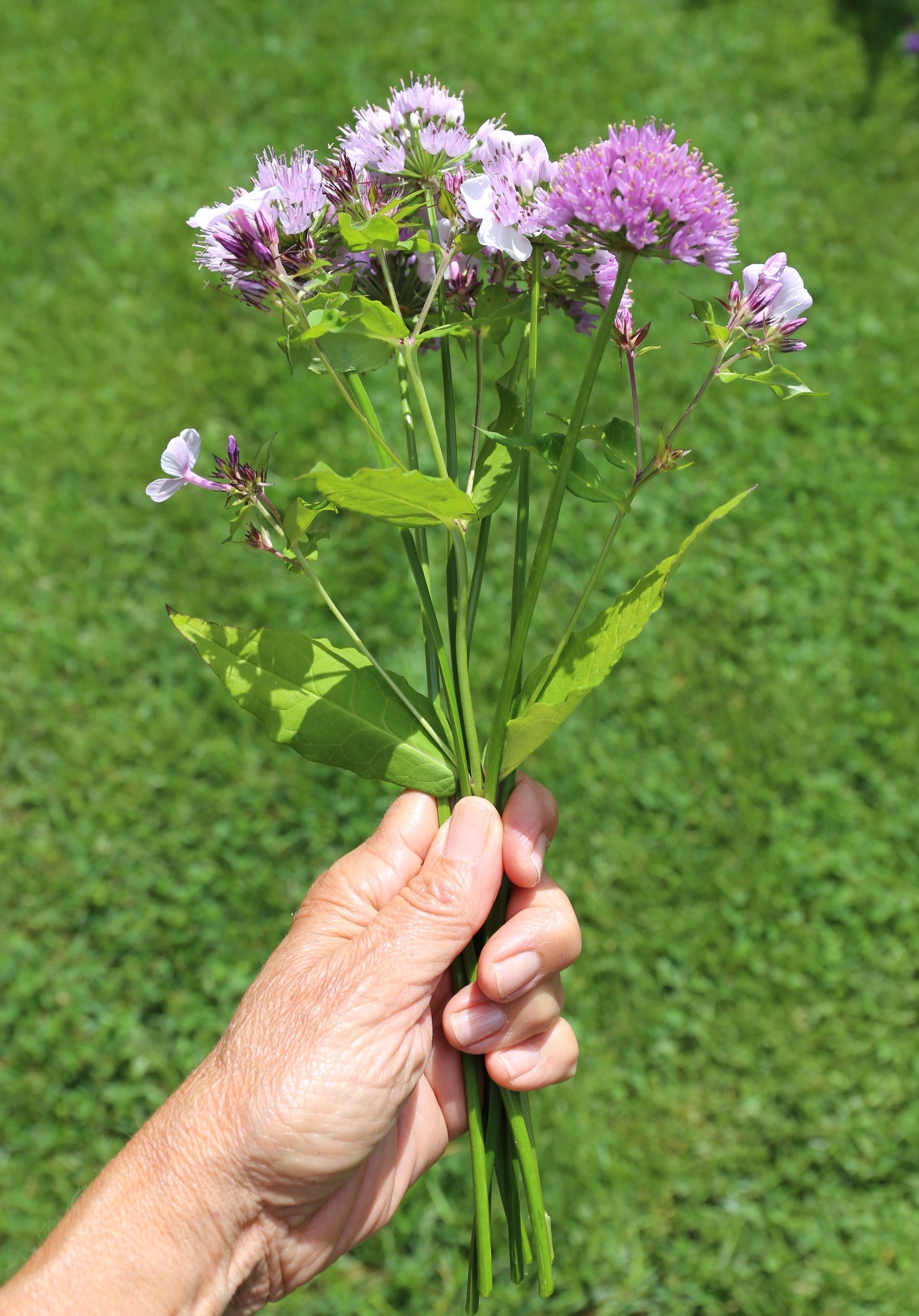 how to hold a hand tied arrangement